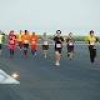 早朝の鳥取空港滑走路走る 開港50周年記念マラソン