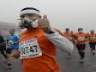 北京マラソン、大気汚染でマスク姿のランナーも