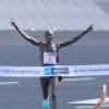キプサング、２時間３分５８秒で東京マラソンＶ「競い合う形になれば、もっと縮められた」